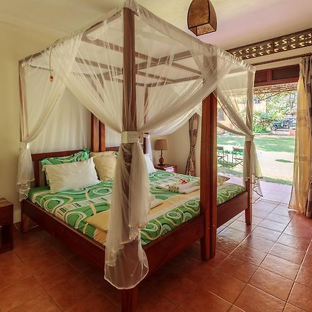 Airport Guesthouse Entebbe Exterior foto